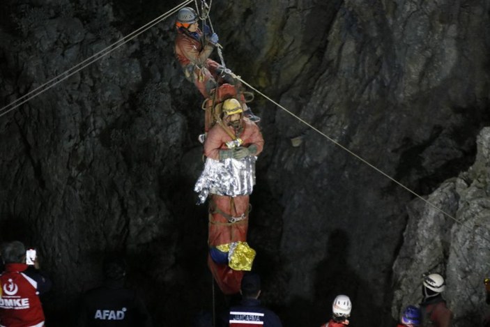 Mersin'de mağarada rahatsızlanan ABD'li dağcı 9 gün sonra çıkartıldı