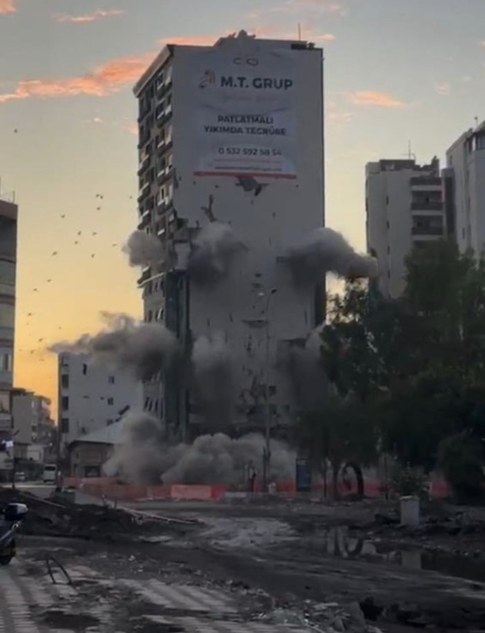 Hatay'da 13 katlı bina patlatma yöntemiyle yıkıldı