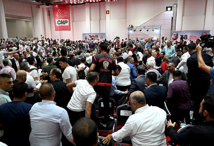 CHP'nin İzmir İl kongresinde kavga çıktı