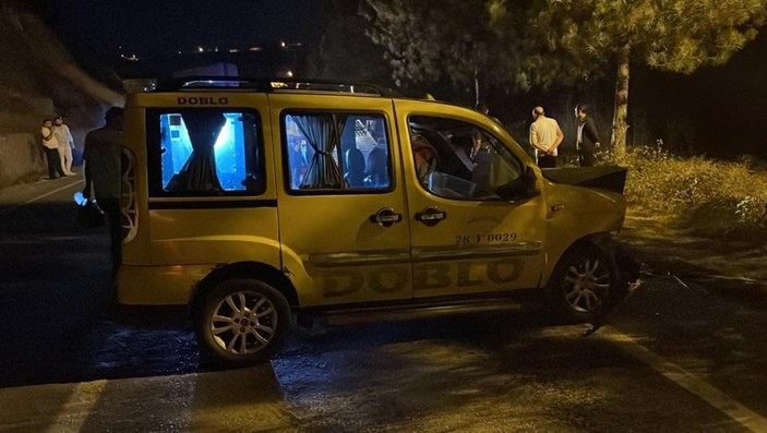 Karabük'te otomobil ile taksi kafa kafaya çarpıştı: 3 yaralı