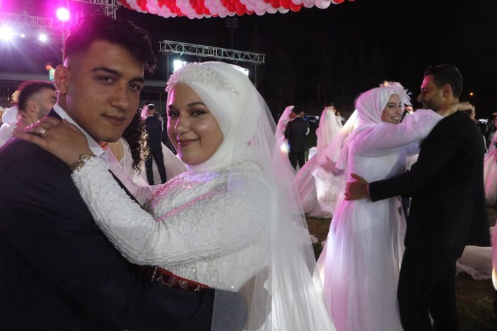 Hatay'da depremzede 100 çift için toplu düğün töreni: Dünyaevine girdiler