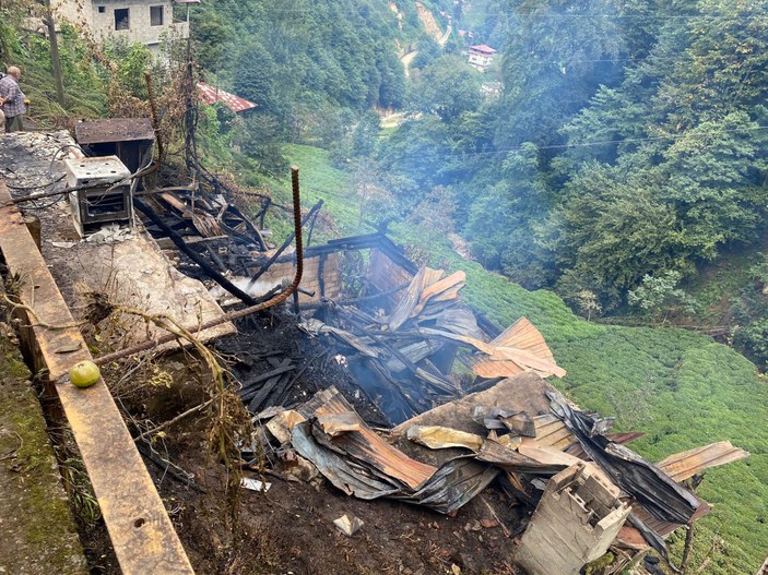 Rize'de 2 katlı ahşap ev yandı #5