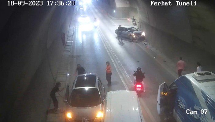 Tünelde 3 aracın karıştığı zincirleme kaza anı kamerada; 6 yaralı #3