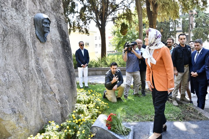 Meral Akşener Zübeyde Hanım'ın Anıt Mezarı'na karanfil bıraktı