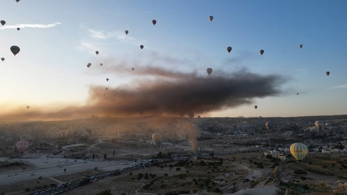 Kapadokya'da duman kaplı gökyüzünde balonlar havalandı